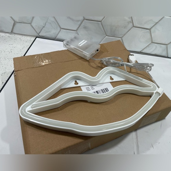 Pink Neon Hanging Light LED LIPS Sign Kisses USB Plug & Battery Slot NEW - Picture 2 of 4